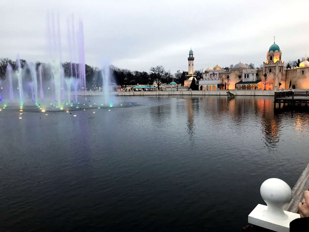 The Aquanura lake at the Fantasierijk kingdom and the Fata Morgana attraction at the Anderrijk kingdom, during the water show