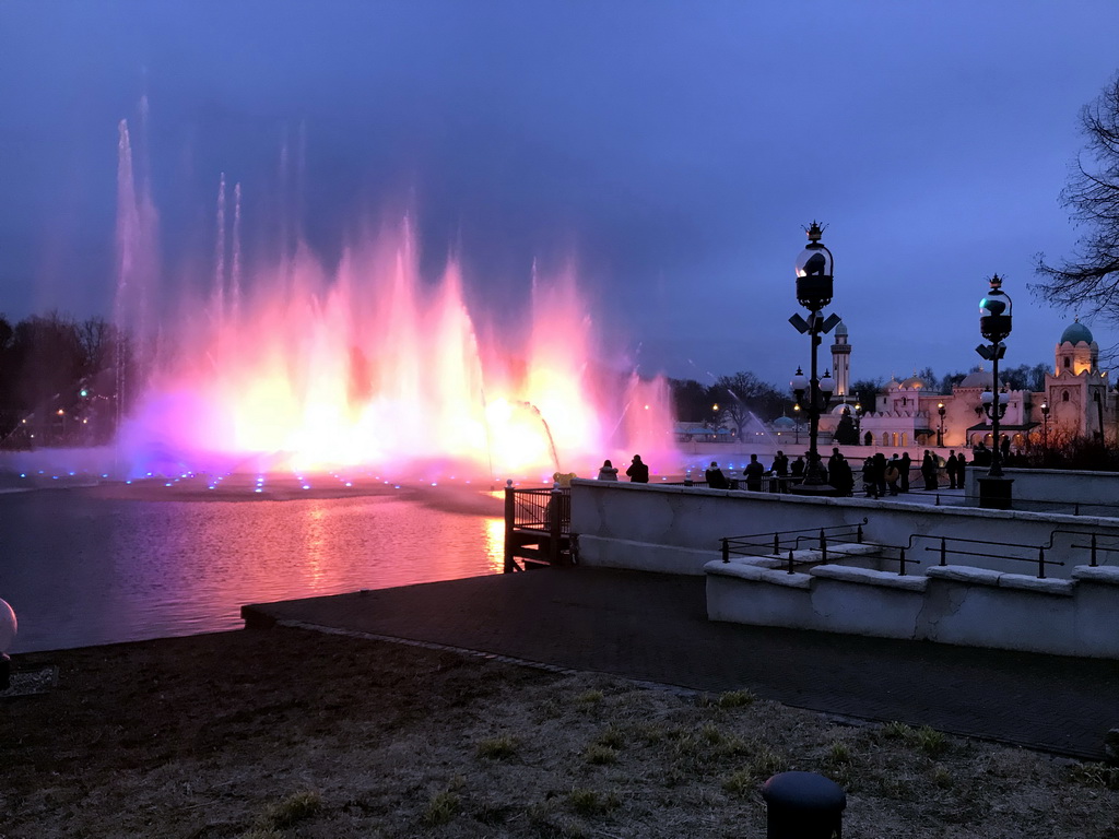 The Aquanura lake at the Fantasierijk kingdom and the Fata Morgana attraction at the Anderrijk kingdom, during the water show, at sunset