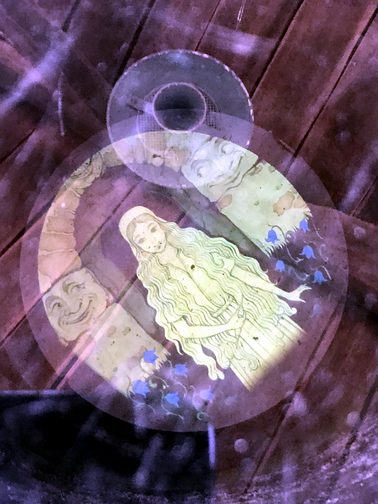 Image on the bottom of the well at the Mother Holle attraction at the Fairytale Forest at the Marerijk kingdom