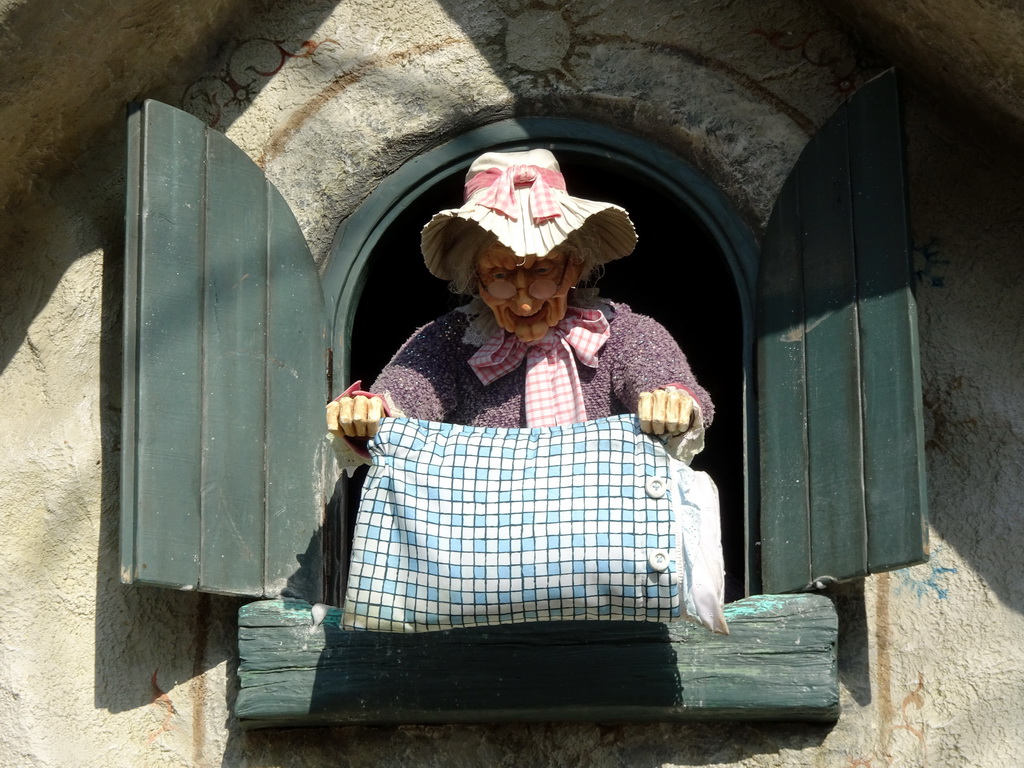 Mother Holle at the Mother Holle attraction at the Fairytale Forest at the Marerijk kingdom