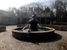 Max at the fountain in front of the Stoomcarrousel attraction at the Marerijk kingdom