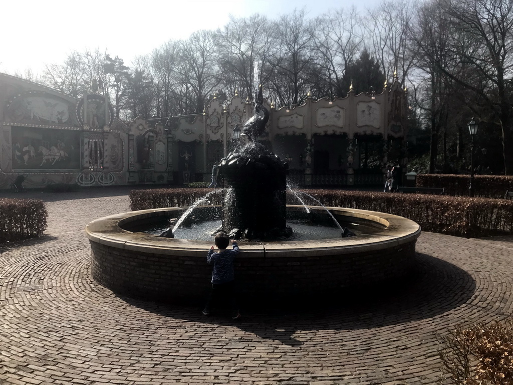 Max at the fountain in front of the Stoomcarrousel attraction at the Marerijk kingdom