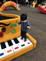 Max on a piano at the Kleuterhof playground at the Reizenrijk kingdom