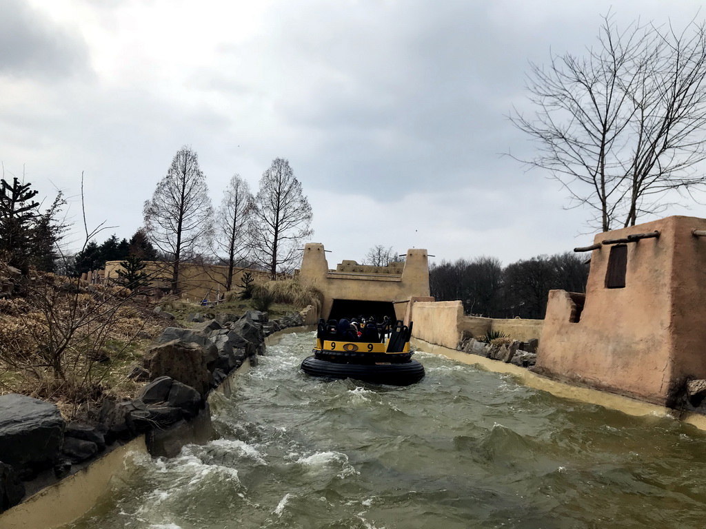 Boats at the Piraña attraction at the Anderrijk kingdom, viewed from a boat