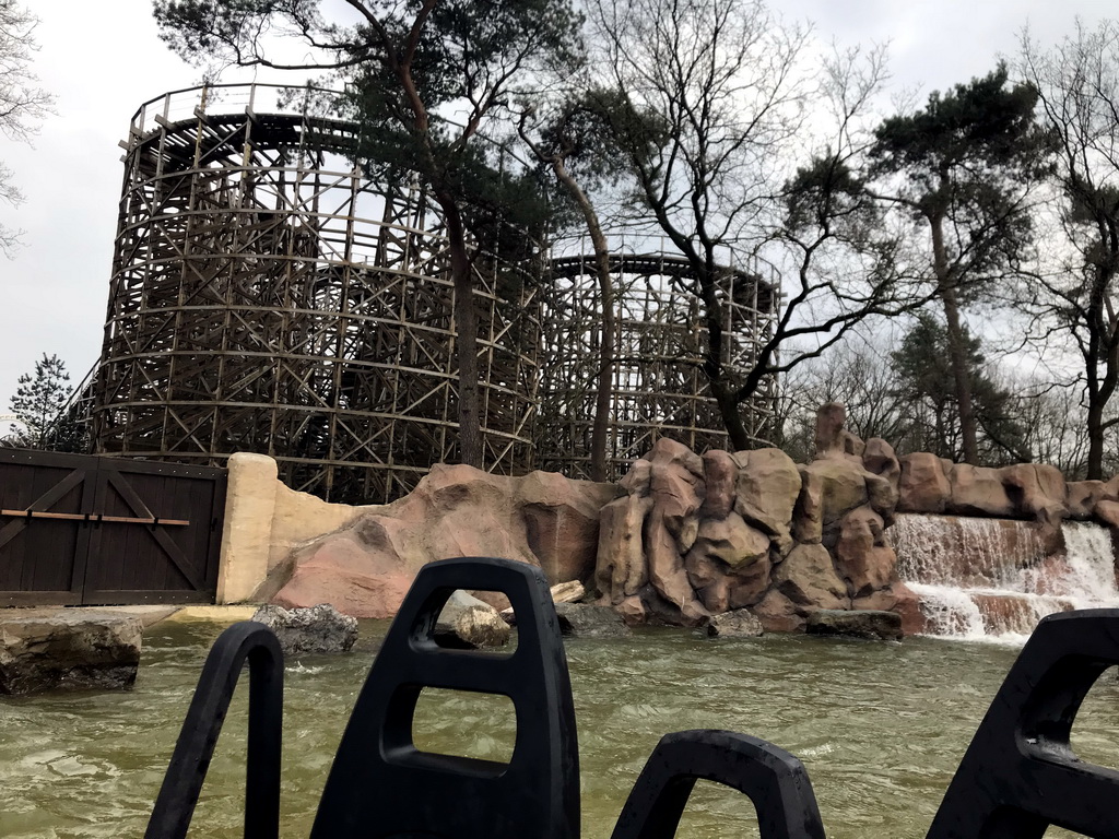 The Joris en de Draak attraction at the Ruigrijk kingdom, viewed from a boat in the Piraña attraction at the Anderrijk kingdom