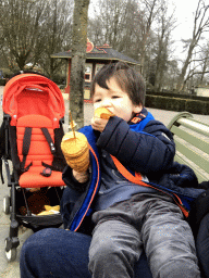 Max eating Eigenheymers at the Ton van de Ven square at the Marerijk kingdom