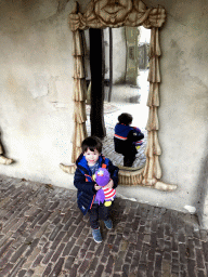 Max with stuffed animal Jet at the distorting mirrors at the Laafland attraction at the Marerijk kingdom