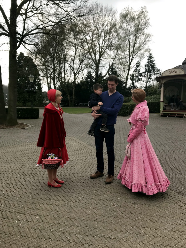 Tim and Max with Little Red Riding Hood and Cinderella at the Dwarrelplein square