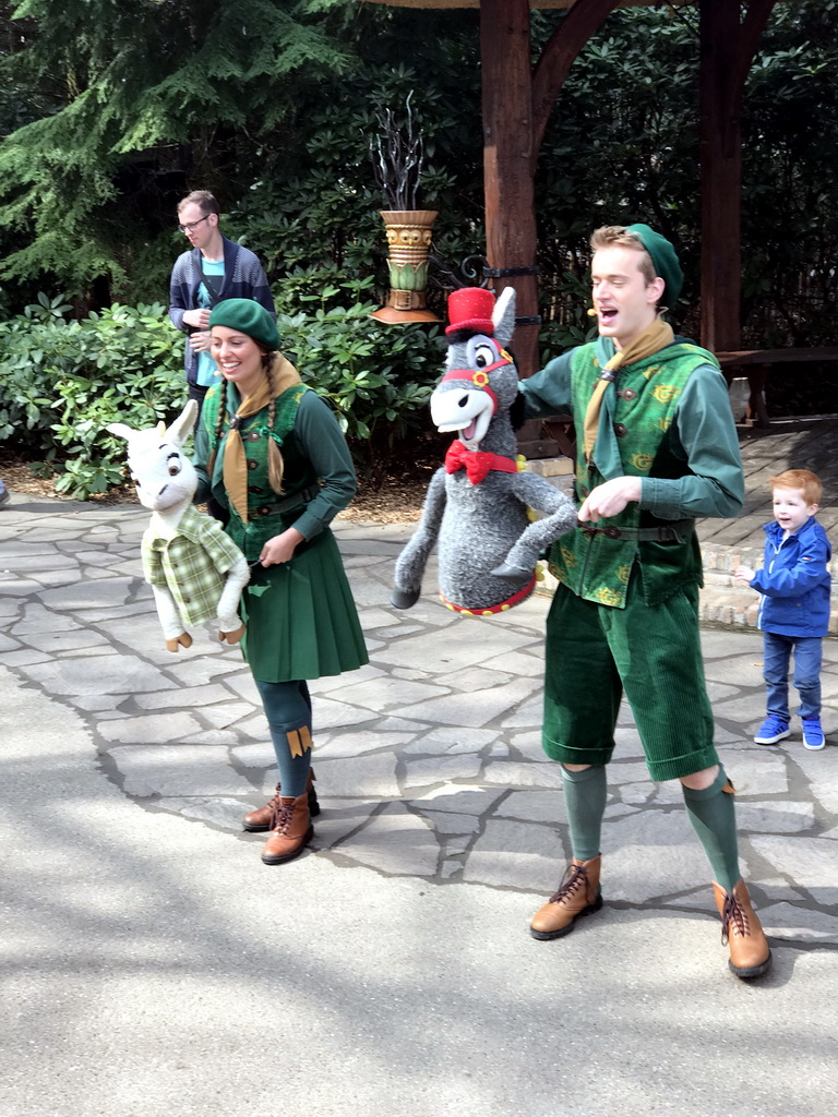 Actors with hand puppets at the Sprookjessprokkelaar stage at the entrance to the Fairytale Forest at the Marerijk kingdom