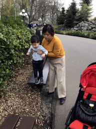 Miaomiao and Max at a bench at the path along the Gondoletta lake at the Reizenrijk kingdom