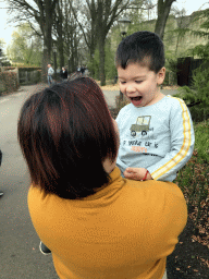 Miaomiao and Max on the path along the Aquanura lake at the Anderrijk kingdom