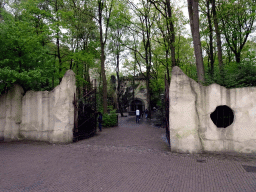 Gate from the Pardoespromenade at the Fantasierijk kingdom to the Spookslot attraction at the Anderrijk kingdom