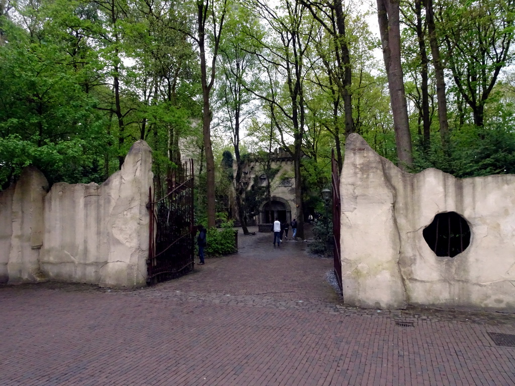 Gate from the Pardoespromenade at the Fantasierijk kingdom to the Spookslot attraction at the Anderrijk kingdom