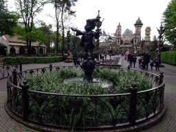 Statue of Pardoes at the Pardoes Promenade at the Fantasierijk kingdom, with a view on the Polles Keuken restaurant and the Symbolica attraction