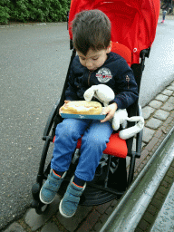 Max with a broodje worst at the Carnaval Festival Square at the Reizenrijk kingdom