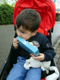 Max eating a broodje worst at the Carnaval Festival Square at the Reizenrijk kingdom