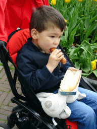 Max eating a broodje worst at the Carnaval Festival Square at the Reizenrijk kingdom