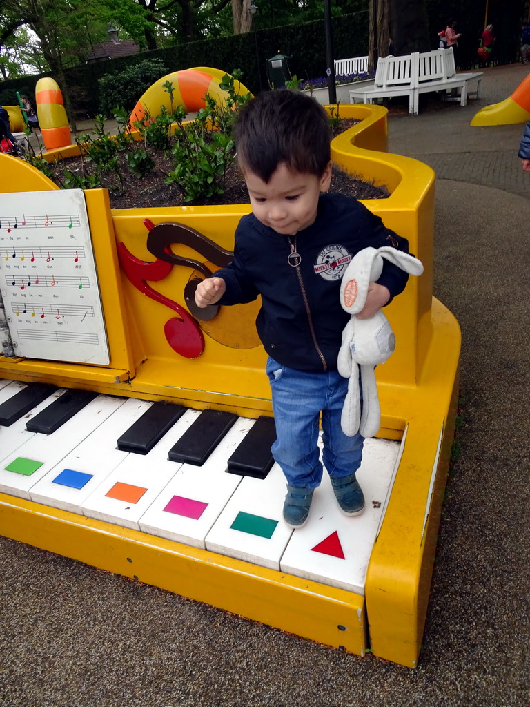 Max on a piano at the Kleuterhof playground at the Reizenrijk kingdom