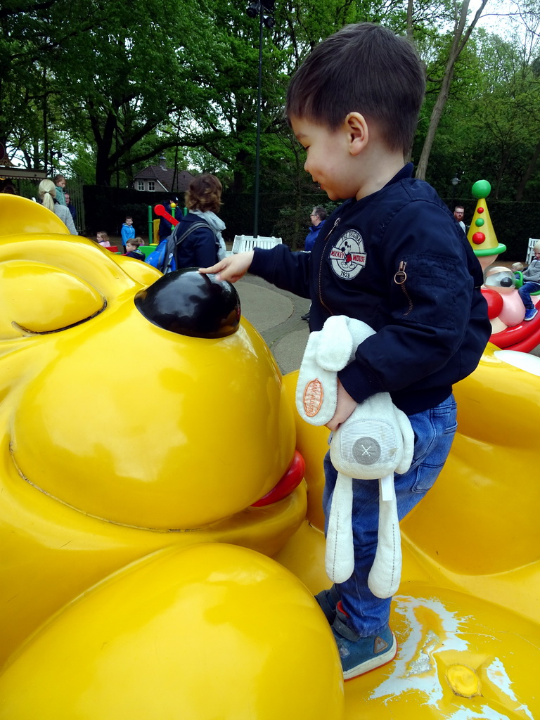 Max on a bear statue at the Kleuterhof playground at the Reizenrijk kingdom