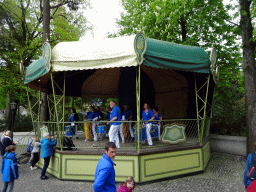 Musicians at a kiosk in front of the gate to the Sint Nicolaasplaets square at the Marerijk kingdom