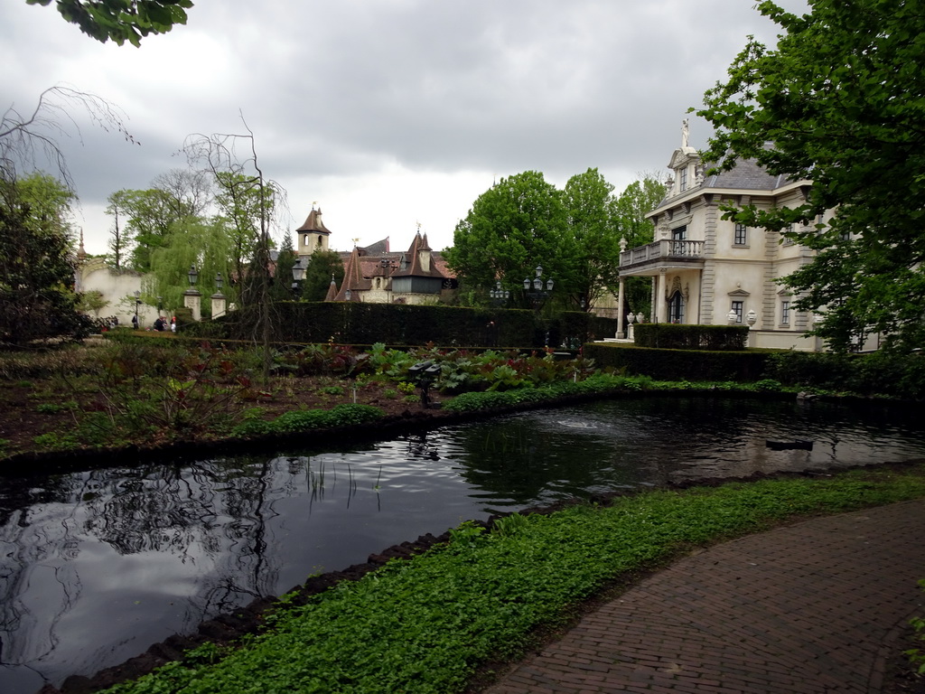 The Raveleijn theatre and the Villa Volta attraction at the Marerijk kingdom, viewed from the Kindervreugd playground