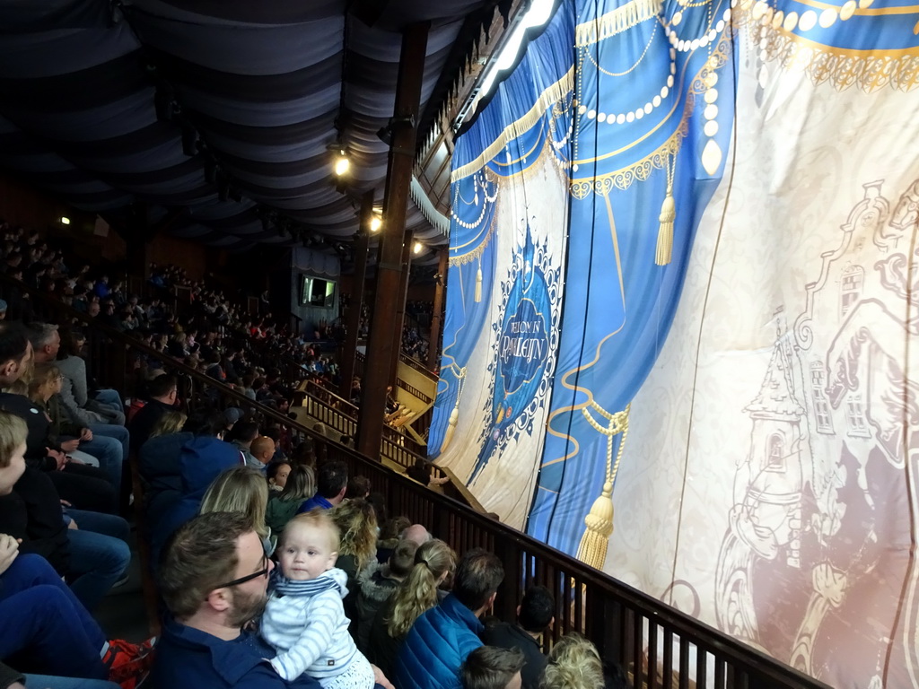 Interior of the Raveleijn theatre at the Marerijk kingdom, just before the Raveleijn Parkshow