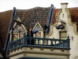 Actor and birds on the stage of the Raveleijn theatre at the Marerijk kingdom, during the Raveleijn Parkshow