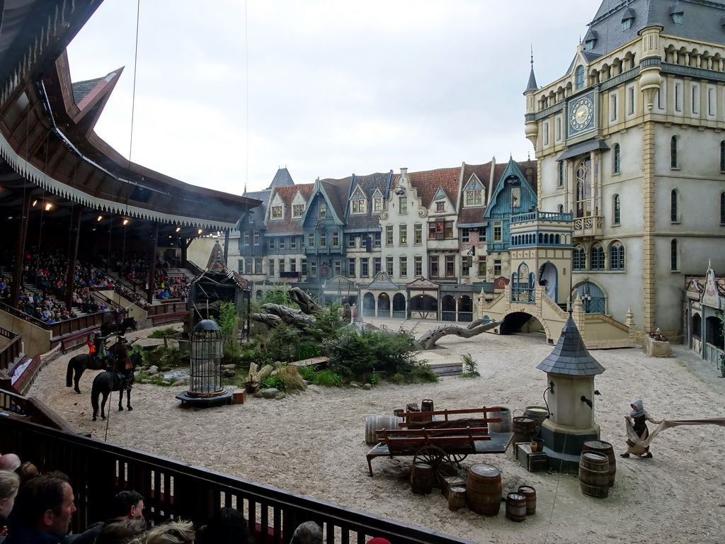 Actors, horses and dragon on the stage of the Raveleijn theatre at the Marerijk kingdom, during the Raveleijn Parkshow