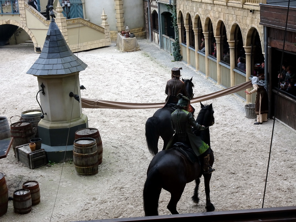 Actors and horses on the stage of the Raveleijn theatre at the Marerijk kingdom, during the Raveleijn Parkshow