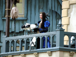 Actor and birds on the stage of the Raveleijn theatre at the Marerijk kingdom, during the Raveleijn Parkshow