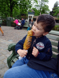 Max eating Eigenheymers at the Ton van de Ven square at the Marerijk kingdom