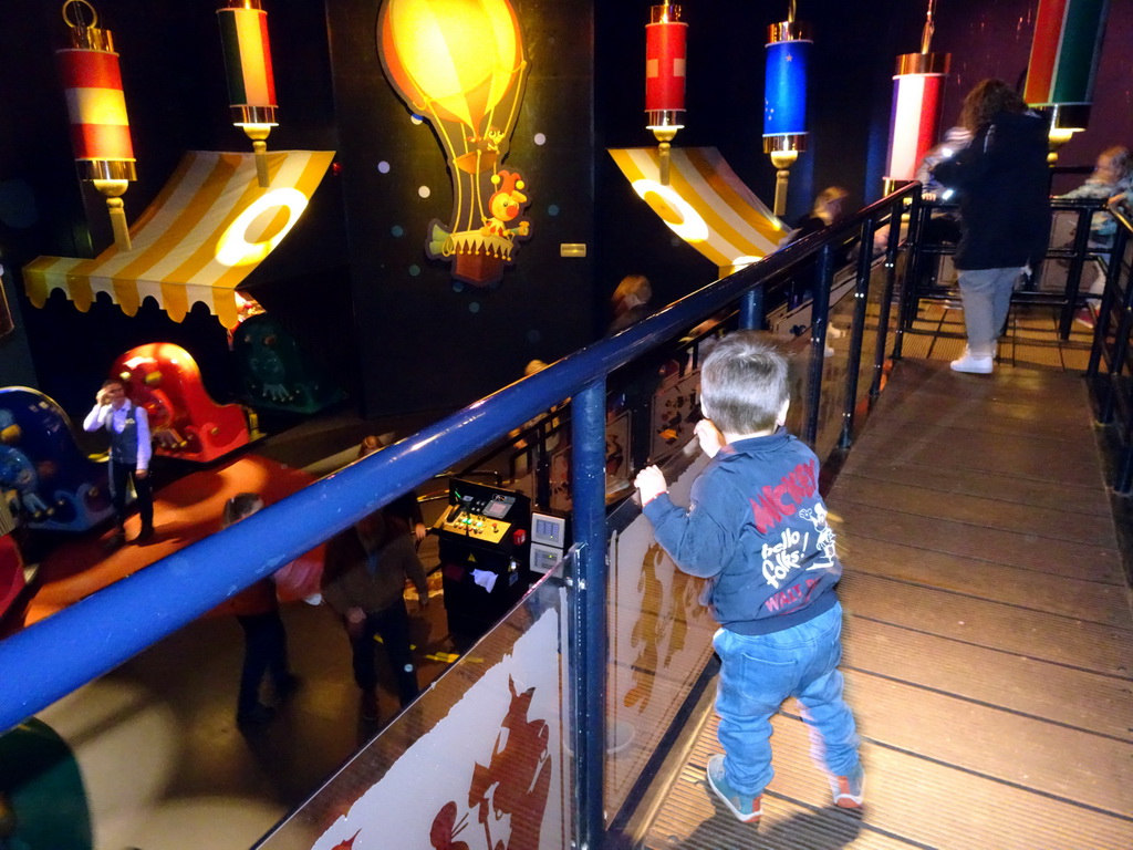 Max at the entry hall to the Carnaval Festival attraction at the Reizenrijk kingdom