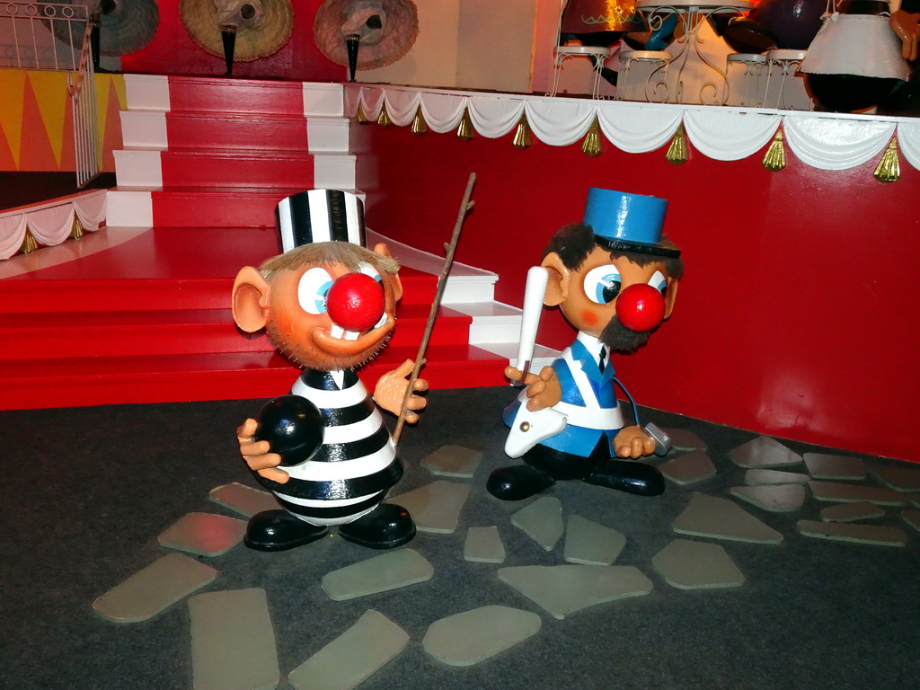 Prisoner and policeman at the French scene at the Carnaval Festival attraction at the Reizenrijk kingdom