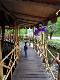 Max with a Jet balloon at the walking bridge to the Monsieur Cannibale attraction at the Reizenrijk kingdom