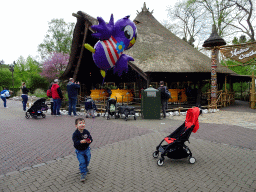 Max with a Jet balloon in front of the Monsieur Cannibale attraction at the Carnaval Festival square at the Reizenrijk kingdom