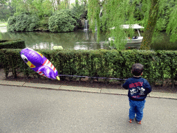 Max with a Jet balloon in front of the Gondoletta lake at the Ruigrijk kingdom