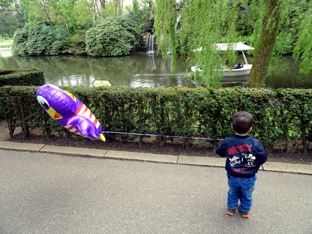 Max with a Jet balloon in front of the Gondoletta lake at the Ruigrijk kingdom