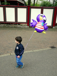 Max with a Jet balloon in front of the Pagode attraction at the Reizenrijk kingdom