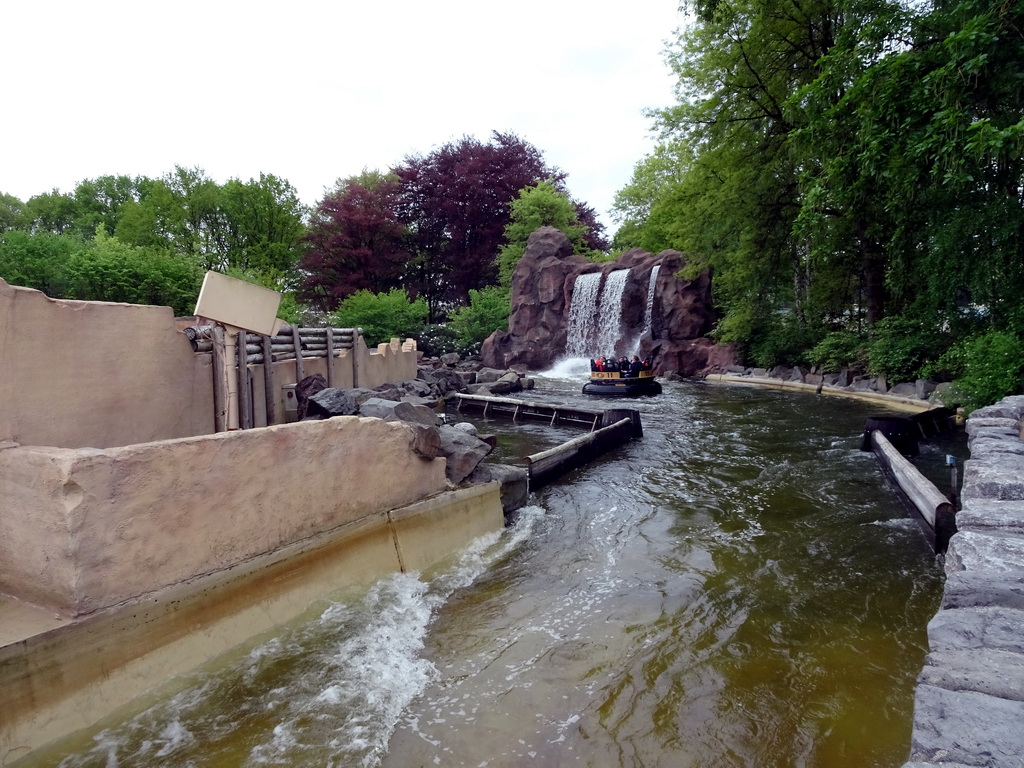 Waterfall and boat at the Piraña attraction at the Anderrijk kingdom