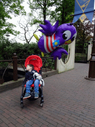 Max sleeping with a Jet balloon at the Pardoes Promenade at the Fantasierijk kingdom