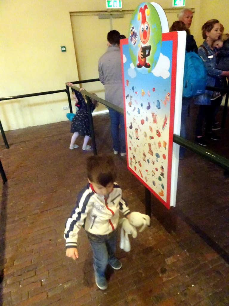 Max in the waiting line for the Carnaval Festival attraction at the Reizenrijk kingdom