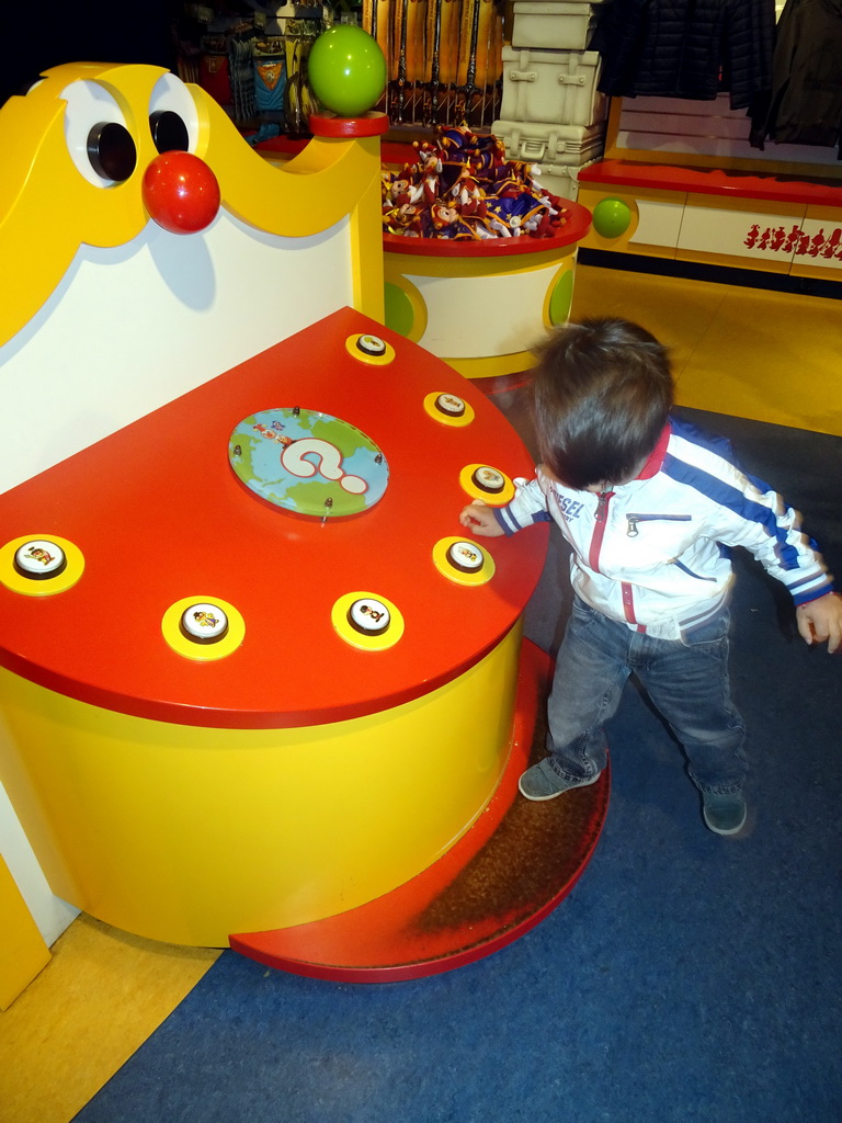 Max at the Jokies Wereld shop at the Carnaval Festival Square at the Reizenrijk kingdom