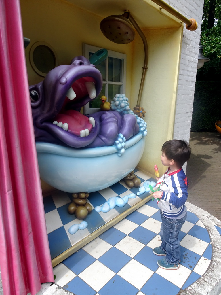 Max at the Nijltje in het Teiltje trash can at the Kleuterhof playground at the Reizenrijk kingdom