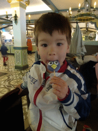 Max with a Jet lolly at the Witte Paard restaurant at the Anton Pieck Plein square at the Marerijk kingdom