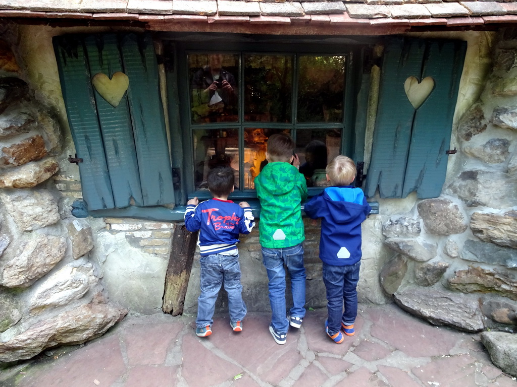 Max in front of the Rumpelstiltskin attraction at the Fairytale Forest at the Marerijk kingdom