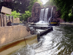 Waterfall and boat at the Piraña attraction at the Anderrijk kingdom
