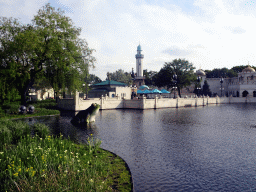 The Aquanura lake at the Fantasierijk kingdom and the Fata Morgana attraction at the Anderrijk kingdom