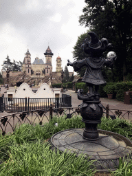 Statue of Pardoes at the Pardoespromenade and the Symbolica attraction at the Fantasierijk kingdom