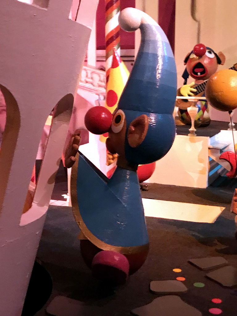 Person holding up the Leaning Tower of Pisa at the Italian scene at the Carnaval Festival attraction at the Reizenrijk kingdom