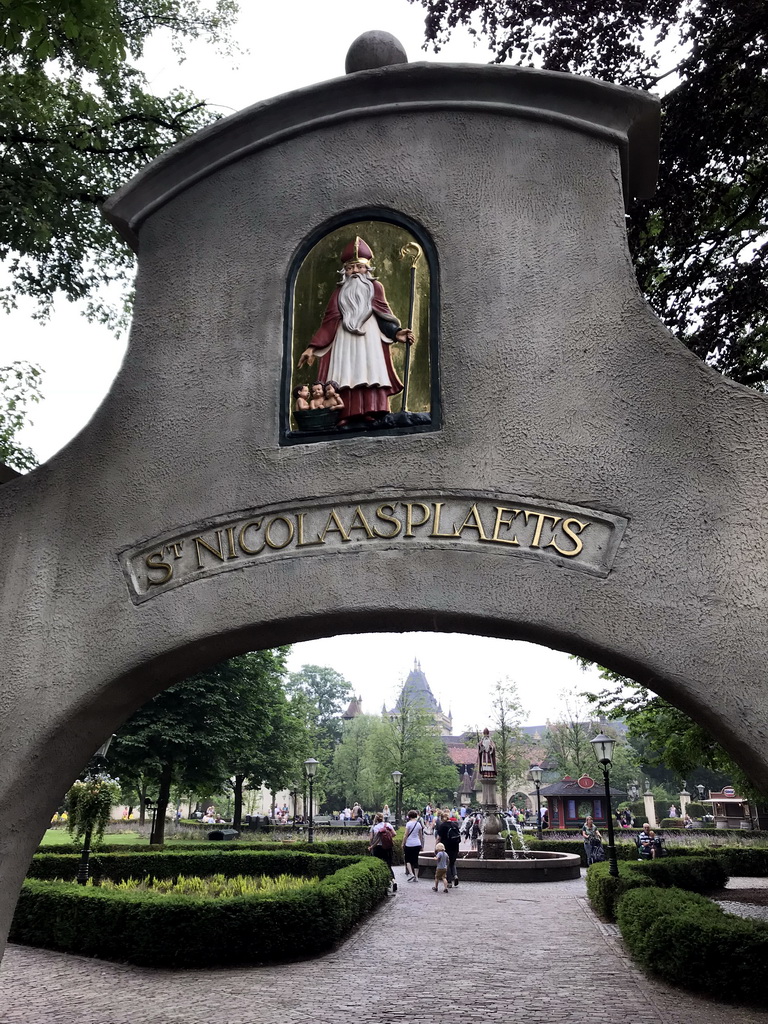 Gate to the Sint Nicolaasplaets square at the Marerijk kingdom